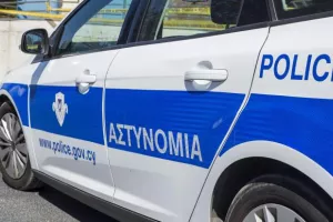 Kύπρος/Σε διαθεσιμότητα αστυνομικός που φίλησε γυναίκα συνάδελφό του