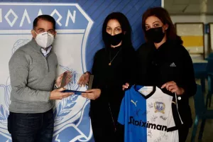 Πλακέτα προς τιμήν Ο.Μενελάου από τον Νίκο Κίρζη