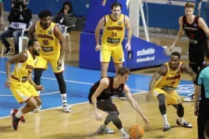 Ήττα με βαρύ σκορ (Φώτος)