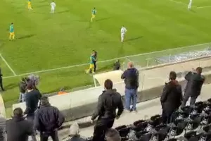 ΒΙΝΤΕΟ/ΜΑΚΡΗΣ-Αγκαλιά από Σωφρόνη - Κίνηση Καραπατάκη!