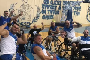 "Βγείτε στους δρόμους με τα τροχοκαθίσματα μας και τις πατερίτσες"
