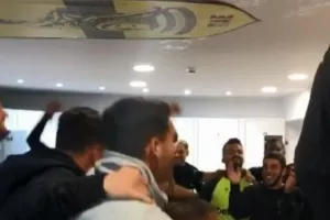 ΧΑΜΟΣ στα αποδυτήρια του Άρη-Τρελό... party! (BΙΝΤΕΟ)