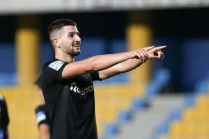 Οι... ελληνικές ευχές του Τσόλακ για τα Χριστούγεννα (φώτο)