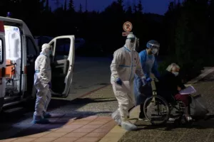 Ελλάδα/ 2.199 κρούσματα, 596 διασωληνωμένοι, 111 νεκροί 