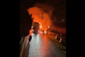 "Ντόπες" στο ξενοδοχείο με πυρσούς και συνθήματα! 