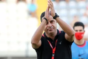 Παρακολουθεί εξ αποστάσεως