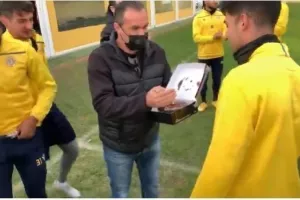 Τούρτα και "ξύλο" (βίντεο) 