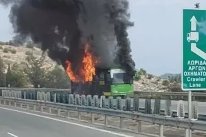 Φωτιά σε λεωφορείο στο highway - Κατέβηκαν οι επιβάτες 