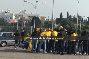 Οπαδοί ΑΕΛ/ Υποδέχθηκαν και... "ντόπαραν" την αποστολή! (Φώτος/Βίντεο)