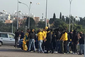 Οπαδοί ΑΕΛ/ Υποδέχθηκαν και... "ντόπαραν" την αποστολή! (Φώτος/Βίντεο)