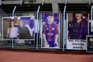 Πανό στο "Τάσος Μάρκου" για αυτούς που βλέπουν από ψηλά