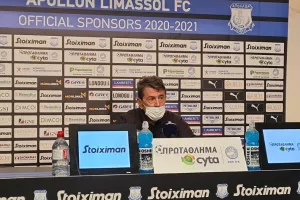 "Αυτόν ή αυτούς γιατί ίσως να πάρουμε δυο/Πρέπει να με πείσει, είναι στο χέρι του"
