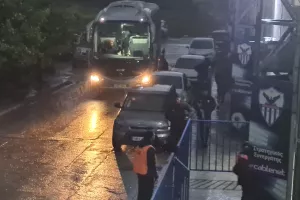 Άφιξη υπό βροχή (βίντεο/φώτος)
