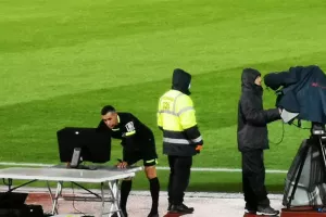 Ο Νικολάου ακύρωσε το πέναλτι του Απόλλωνα μέσω on field review