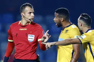 Ενταση στους πάγκους με κόκκινη κάρτα