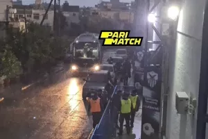Άφιξη υπό βροχή (βίντεο/φώτος)