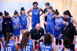 Μια Κυρία έρχεται απ’το χθες…