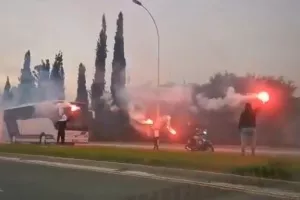 BINTEO/ΧΑΜΟ με πυρσούς η Θύρα 1-Περίμεναν το λεωφορείο!