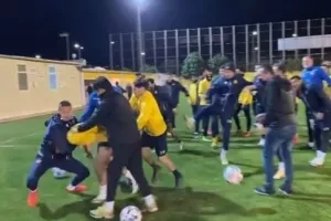 Ξύλο... στον μικρό (βίντεο)