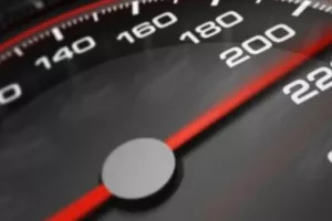 Συνελήφθη νεαρός που έτρεχε με 205 χιλιόμετρα αντι 80