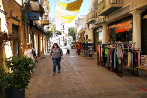 Ποια καταστήματα κλείνουν και ποια όχι