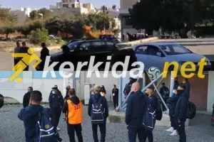 Οι παίκτες της ΑΕΛ χαζεύουν την πορεία των οργανωμένων! 