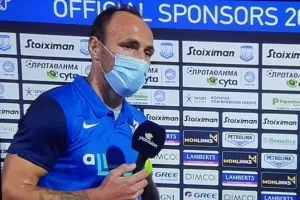 ΣΙΦΟ: "Διαφωνώ με το πέναλτι/Δεν θα μπορούσαν να είναι αλλού τα χέρια"