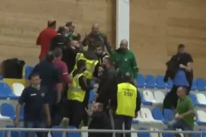 ΠΑΡΑΛΙΜΝΙ: "Άναψαν" τα αίματα, πιάστηκαν στα χέρια/ Εκκένωση και συνέχεια (Φώτος)