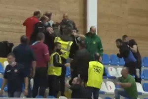 ΠΑΡΑΛΙΜΝΙ: "Άναψαν" τα αίματα, πιάστηκαν στα χέρια/ Εκκένωση και συνέχεια (Φώτος)