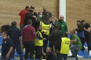 ΠΑΡΑΛΙΜΝΙ: "Άναψαν" τα αίματα, πιάστηκαν στα χέρια/ Εκκένωση και συνέχεια (Φώτος)
