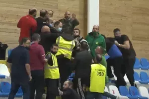 ΠΑΡΑΛΙΜΝΙ: "Άναψαν" τα αίματα, πιάστηκαν στα χέρια/ Εκκένωση και συνέχεια (Φώτος)