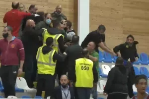 ΠΑΡΑΛΙΜΝΙ: "Άναψαν" τα αίματα, πιάστηκαν στα χέρια/ Εκκένωση και συνέχεια (Φώτος)