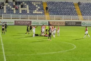 Σκληρό φάουλ και απευθείας κόκκινη…