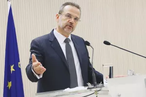 Όλες οι απαντήσεις για τα SMS – Από περπάτημα, κούρεμα σκύλων μέχρι κυνήγι