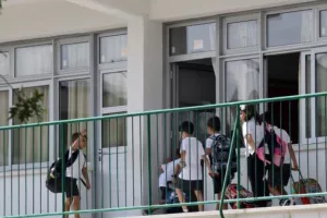 Τι γίνεται με τα σχολεία 
