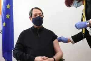 Εμβολιάζεται αύριο ο ΠτΔ με τη δεύτερη δόση
