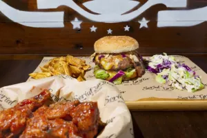Καναπές, burger, ποδόσφαιρο! Τέλος!