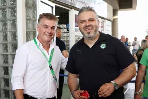 "Νόμιζα ήθελε να φκάλουμε φωτογραφία ο Παπασταύρου!!" 