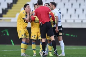 ΑΠΟΒΟΛΗ μέσω VAR για Ντε Βινσέντι