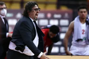 Πρόστιμο στον Τρινκιέρι για τις αντιδράσεις του στο παιχνίδι με τον Ολυμπιακό
