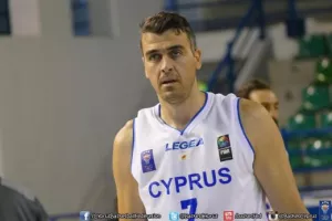 Σε ρόλο... πυροσβέστη!