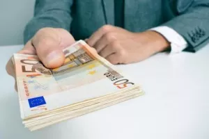 Ποιοι δικαιούνται το επίδομα των 500 ευρώ
