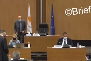 (Σεισμός) Η στιγμή που διακόπτεται η συζήτηση στη Βουλή/ΒΙΝΤΕΟ