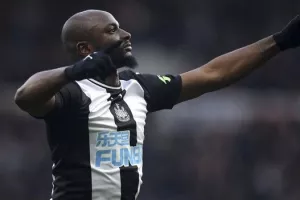 Ψάχνει μπακ στην Bundesliga, στη λίστα ο Βίλεμς (βίντεο)