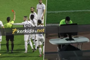Aρχικά κίτρινη, τελικά κόκκινη μετά από on field review