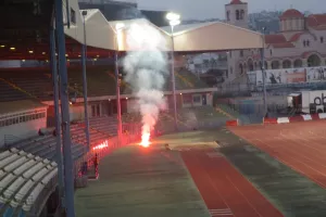 Φωτοβολίδες στο Τσίρειο από τους ΑΕΛίστες! (βίντεο/φώτος)