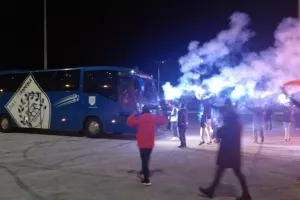 Θριαμβευτική υποδοχή μετά τη νίκη επί του Παναθηναϊκού! (βίντεο)