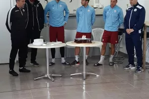 Τούρτα στα αποδυτήρια για τα 85χρονα (φώτος)