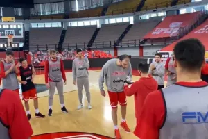 Πρώτη με τούρτα για τον εορτάζοντα Κουφό στον Ολυμπιακό