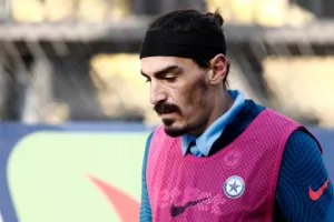 Έξαλλος Λάζαρος: "Ντρέπομαι-Πρέπει να τα πούμε, πρέπει να ξυπνήσουμε"